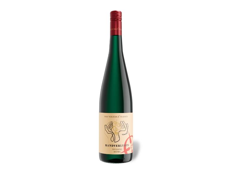 Grüne Glasflasche Weißwein mit beigem Etikett, das Hände und Trauben zeigt.