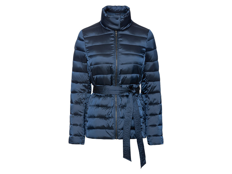 Eine dunkelblaue Steppjacke mit Gürtel.