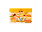 Drei kleine Vogelfiguren in fruchtigen Kleidern auf Obstscheiben, mit mehr Obst im Hintergrund.