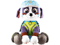 Sitzender Plüschhund mit blauem Helm und grün-lila Anzug.