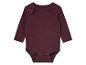 Ein dunkelroter Baby-Body mit langen Ärmeln.