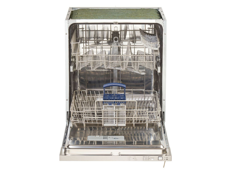 Ein offener Geschirrspüler mit einem oberen und einem unteren Korb sowie einem Besteckkorb.