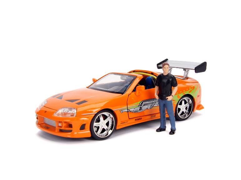 Oranger Sportwagen mit männlicher Figur in schwarzem T-Shirt und Jeans.
