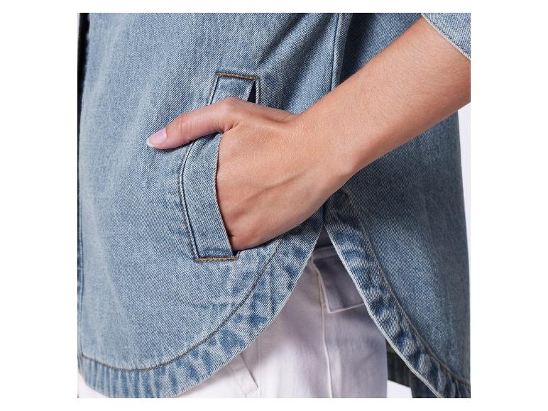 Nahaufnahme einer Jeansjacke mit einer Hand in der Tasche.