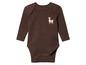 Ein brauner Baby-Body mit langen Ärmeln und einem Lama-Motiv.