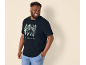 Mann in schwarzem T-Shirt mit Surfbrett-Print und „GOLDEN HOUR“-Schriftzug