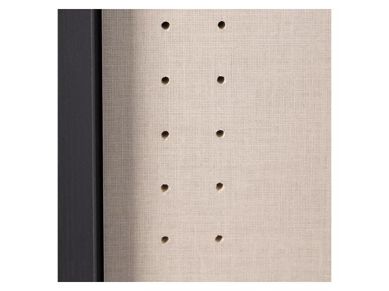 Beige Lochplatte mit schwarzem Rahmen.