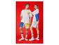 Mann und Frau in weißen T-Shirts, Shorts und Socken mit blauen und gelben Details.