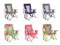 Sechs Klappstühle mit Armlehnen in verschiedenen Farben und Mustern.