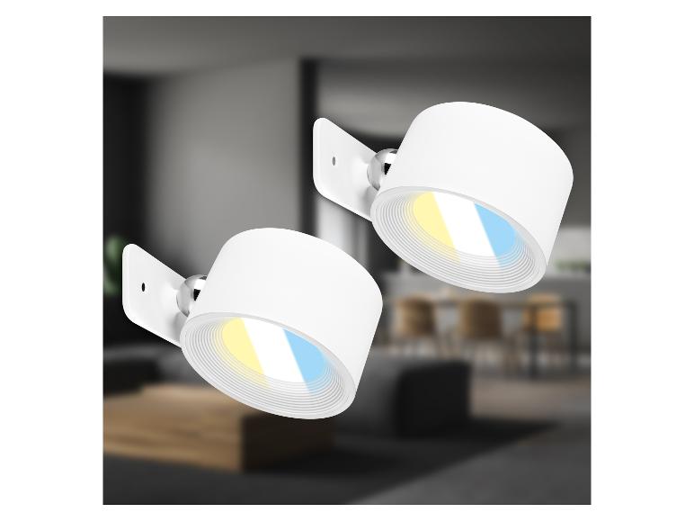 Zwei weiße verstellbare LED-Strahler mit warmen und kalten Lichteinstellungen in einem modernen Raum.