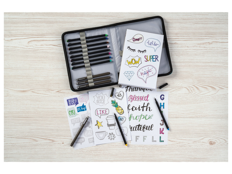 Ein Etui mit Stiften und Papier mit handschriftlichem Text und Illustrationen.