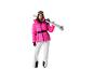 Frau in pinker Skijacke, weißer Hose und Skibrille, Skier haltend.