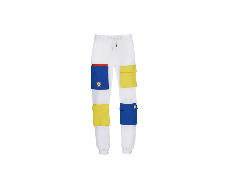 Weiße Jogginghose mit blauen und gelben Cargotaschen, mit roten Details.