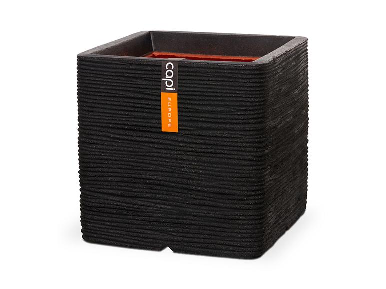 Schwarzer quadratischer Pflanztopf mit horizontaler Rillenstruktur und orangefarbenem Etikett.