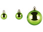 Drei grüne Weihnachtskugeln in verschiedenen Größen.
