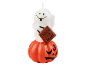 Halloween-Kerze mit einem lächelnden weißen Geist auf einem orangefarbenen Kürbis, der eine „TRICK OR TREAT“-Tasche hält.
