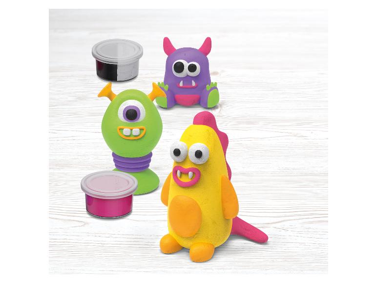 Süße Monster aus Knete und Farbtopfchen.