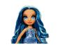 Puppe mit blauen Haaren und Jeans-Kleid.