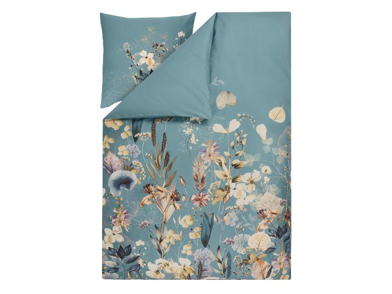 Bettwäsche-Set mit Blumenmuster auf blauem Hintergrund.
