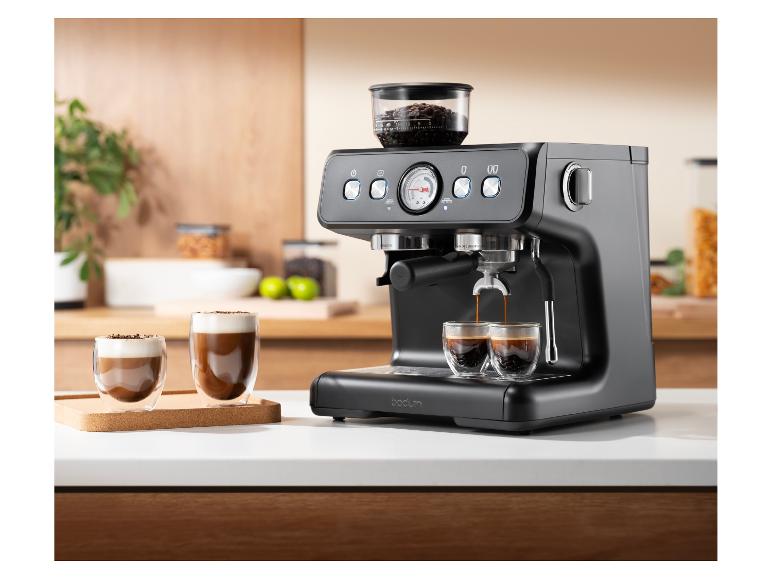 Eine schwarze Bodum Espressomaschine brüht Kaffee in zwei kleine Gläser auf einer Küchenarbeitsplatte.