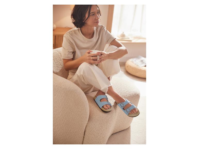 Blaue Sandalen und legeres Outfit.