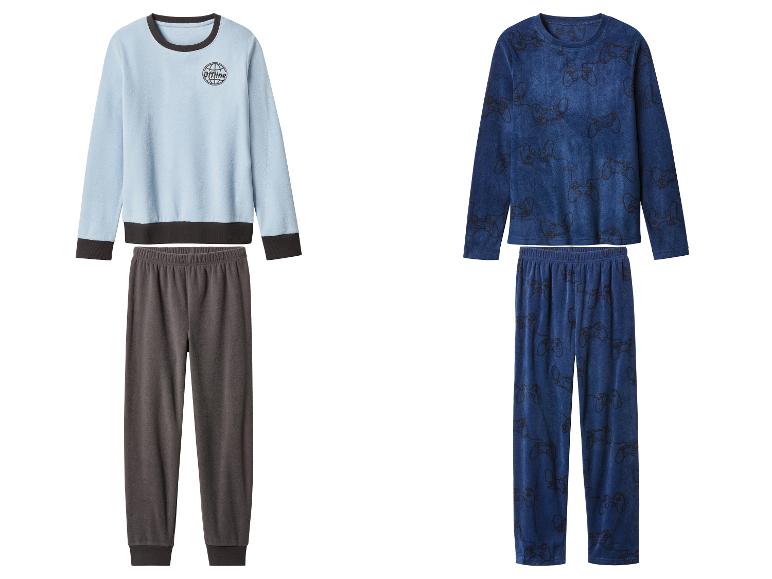 Zwei Fleece-Pyjama-Sets, eines hellblau mit grauer Hose und eines dunkelblau mit Gamecontroller-Print.