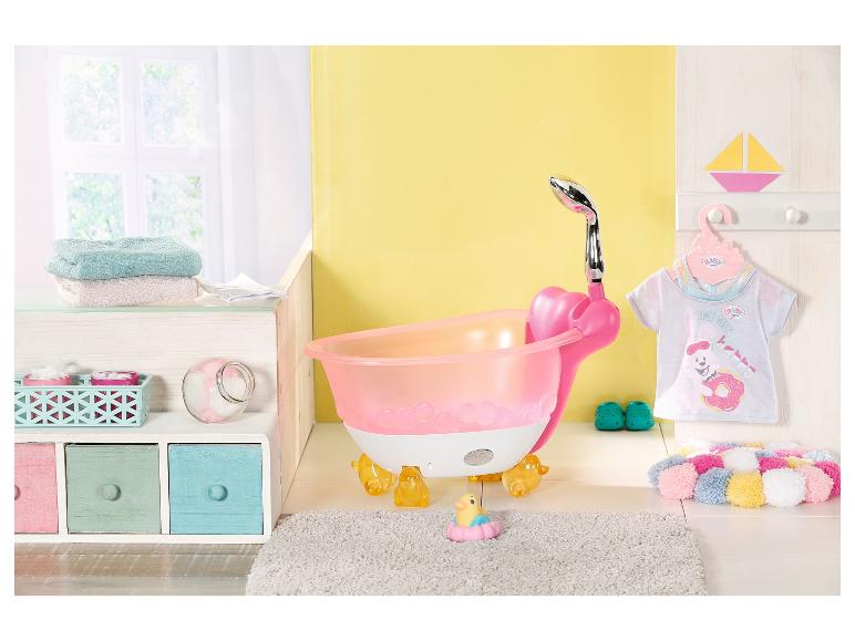 Eine rosa Badewanne mit Duschkopf für Puppen, ein Baby Born Shirt und ein Badetier.