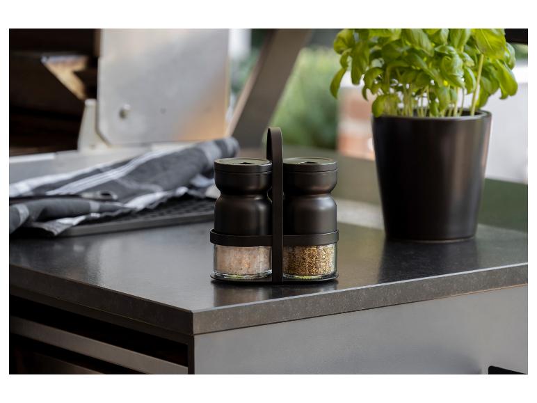 Zweigeteiltes Gewürzset auf einer Küchenarbeitsplatte.