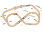 Holzspielzeugeisenbahn-Set mit Schienen, Brücken und Zügen auf weißem Hintergrund.