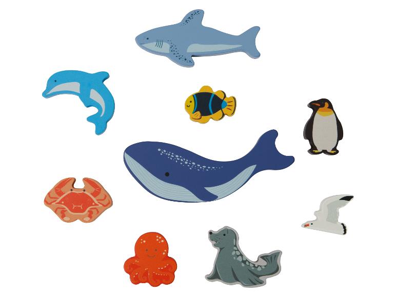 Holzfiguren von Meerestieren, darunter Wal, Hai, Delfin, Pinguin und Krabbe.