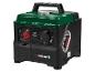 Tragbarer Stromgenerator mit grünem Gehäuse und schwarzen Bedienelementen.