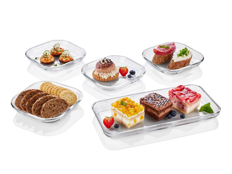 Kuchen, Cracker und Häppchen auf Glasschalen angerichtet.