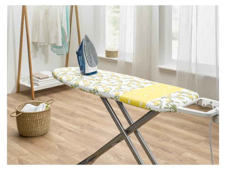 Bügelbrett mit Zitronenbezug und Bügeleisen.