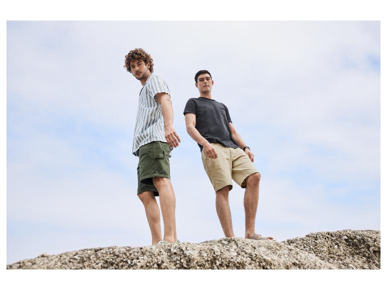 Herren Shorts und Sommerhemden.