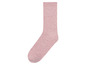 Eine rosa Socke mit Rippenmuster.