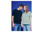 Zwei junge Menschen tragen schlichte T-Shirts und Jeans vor blauem Hintergrund.