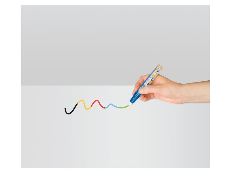 Eine Hand zeichnet eine bunte Wellenlinie mit einem Filzstift auf einer weißen Oberfläche.