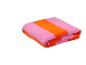Gefaltetes pink-orange gestreiftes Strandtuch