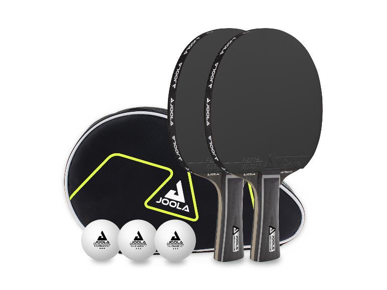 Zwei schwarze Tischtennisschläger, eine schwarze Hülle und drei weiße Tischtennisbälle.