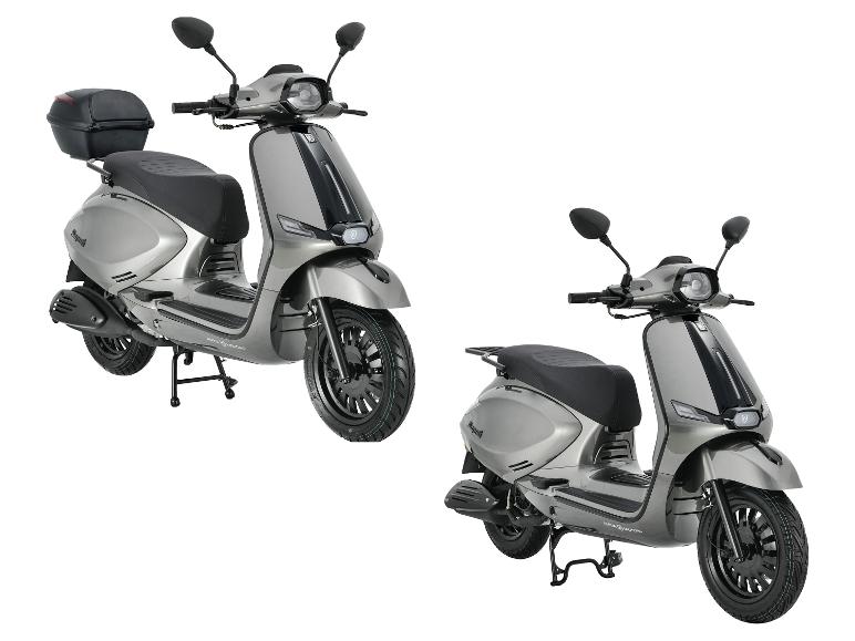 Zwei graue Motorroller, einer mit Topcase, der andere ohne
