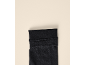 Schwarze Leggings oder Strumpfhosen mit elastischem Bund.