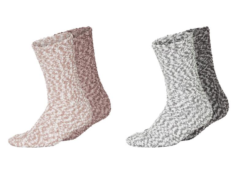 Zwei Paar flauschige Socken, ein rosa und ein graues.