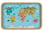 Bambus Tablett mit illustrierter Weltkarte und Tieren.