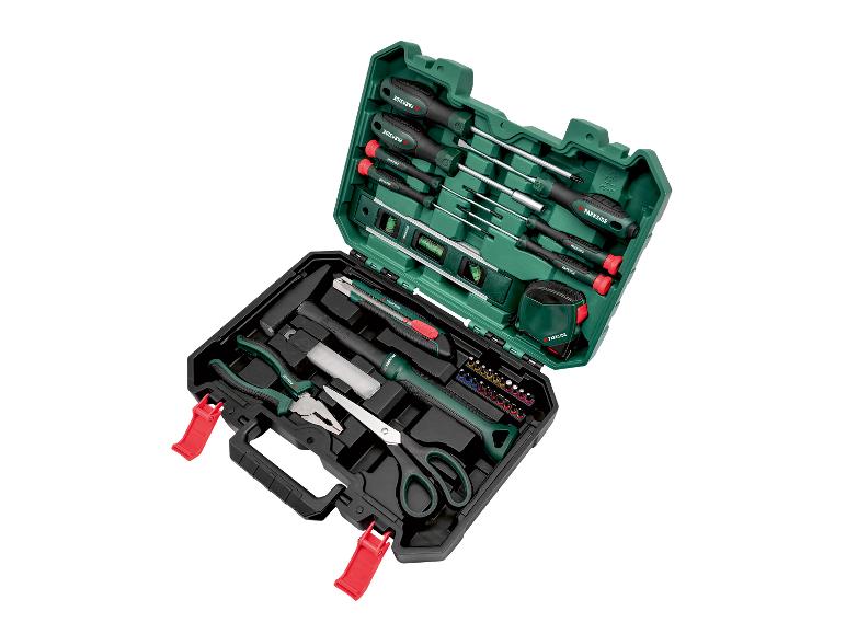 Offener Werkzeugkasten mit Schraubendrehern, Wasserwaage, Hammer, Cuttermesser, Zange, Schere und Schraubendreher-Bits.