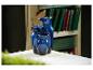 Blauer Keramik-Drei-Stufen-Brunnen auf einem Holztisch, Bücherregal im Hintergrund.