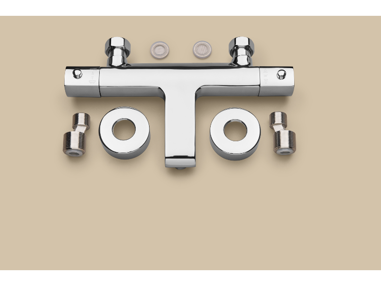 Verchromte Thermostat-Badearmatur mit Montagezubehör auf beigem Hintergrund.