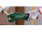 Akku-Rohrabschneider schneidet ein Kupferrohr, gehalten von einer Hand mit Handschuh.