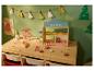 Kinder-Spielcafé mit Holzspielzeug-Essen, Speisekarte und Weihnachtsdekoration.