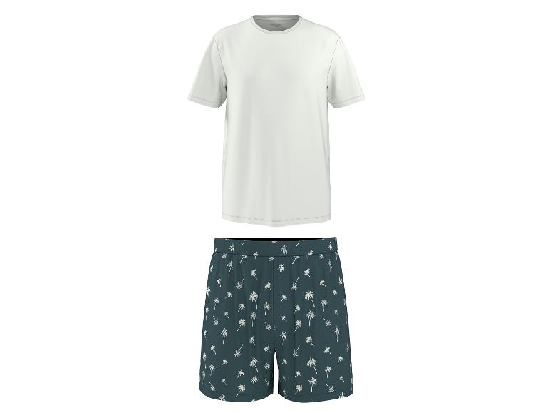 Weißes T-Shirt und dunkelgrüne Pyjamashorts mit Palmenmuster.