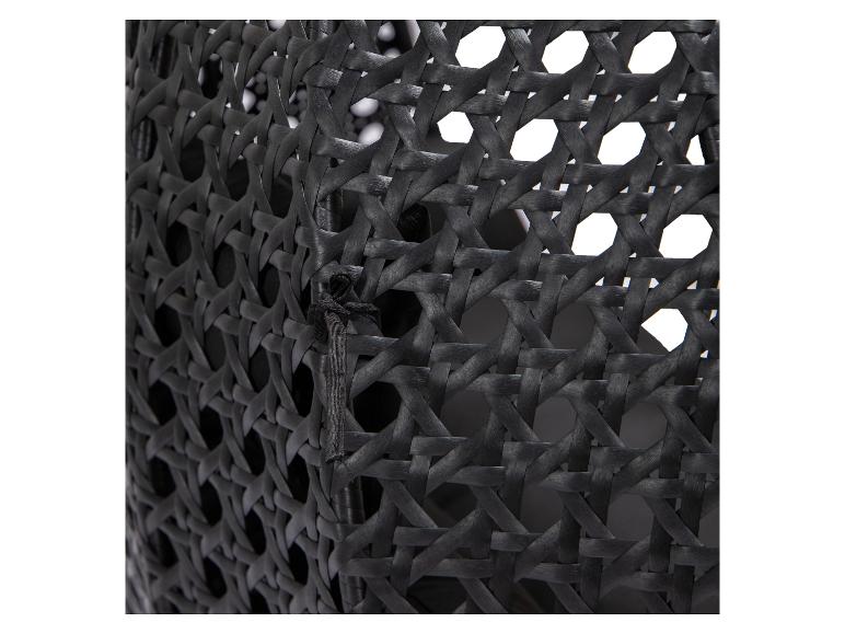 Schwarzes Rattan-Geflecht mit einem Rohrgeflechtmuster und einer dekorativen Schleife.